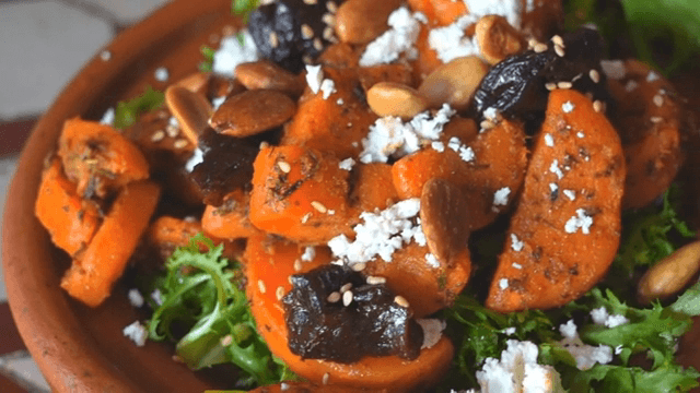 견과류와 치즈가 들어간 생생한 샐러드