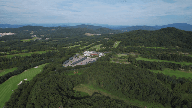 푸른 숲으로 둘러싸인 골프장의 항공 뷰