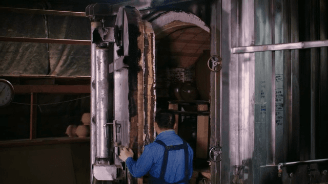 공장에서 가마를 조작하는 작업자