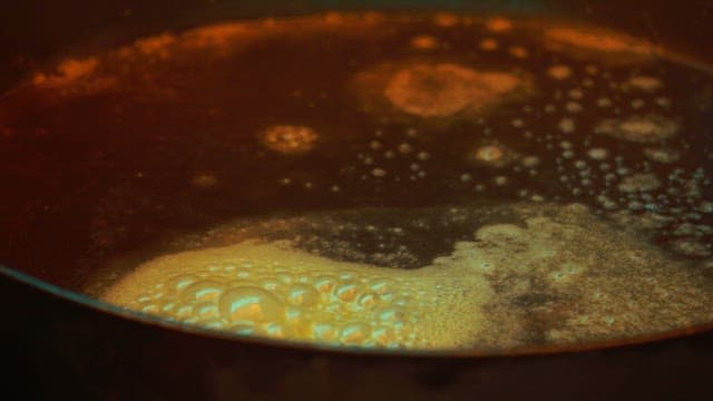 뜨거운 프라이팬에 당근과 파가 들어간 오믈렛을 요리하기