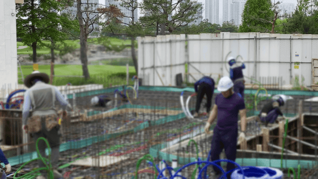 건설 현장에서 일하는 작업자들