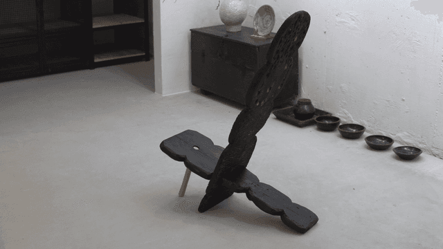 미니멀한 방의 독특한 나무 조각품