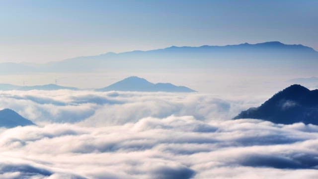 구름으로 덮인 산