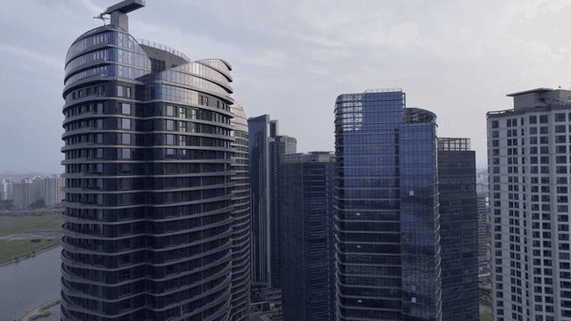 도시 풍경 속 현대적인 고층 건물