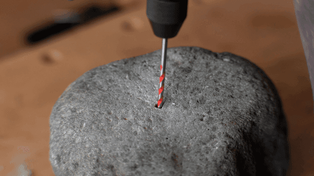 돌에 구멍을 뚫는 장면