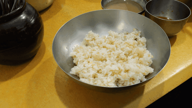 노란 식탁 위의 보리밥그릇