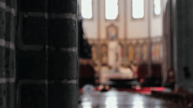 스테인드글라스가 있는 웅장한 성당 내부