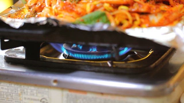가스레인지 위에서 요리 중인 수구레 무침