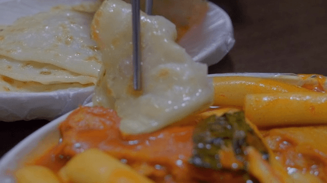 테이블 위의 떡볶이와 전