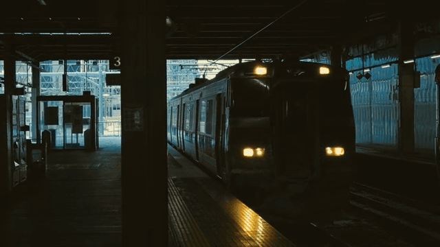 기차가 역 플랫폼에 도착하는 모습