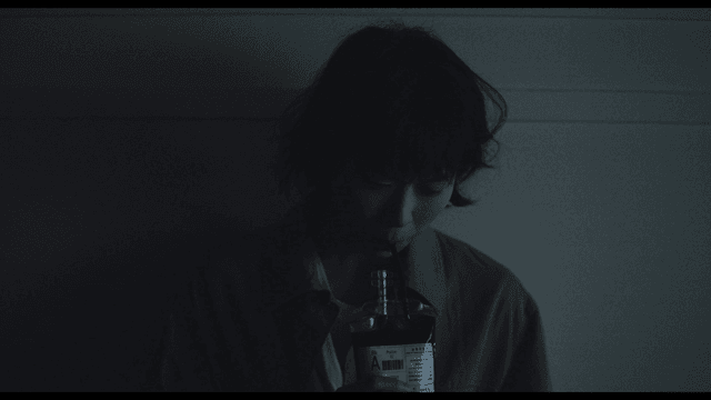 혈액팩의 피를 빨대로 마시고 있는 여성