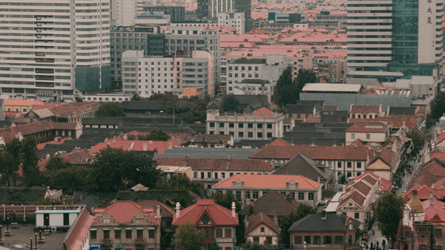 현대적인 건물이 있는 번화한 도시