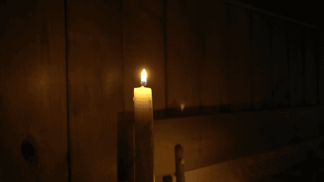 어두운 방에서 타오르는 촛불