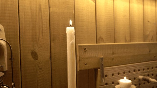 촛불과 장식이 있는 방 나무 인테리어