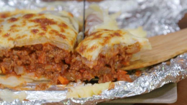 육우 슈파르시를 접시에 담는 모습