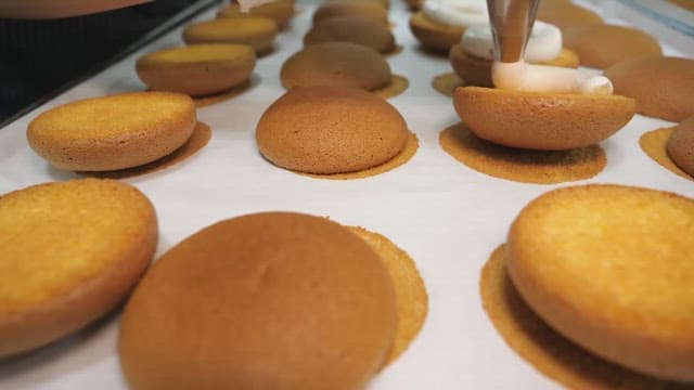 베이커리에서 갓 구운 쿠키에 크림 짜기