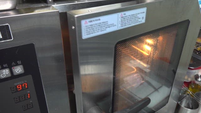 오븐에서 꺼내는 다 익은 전복