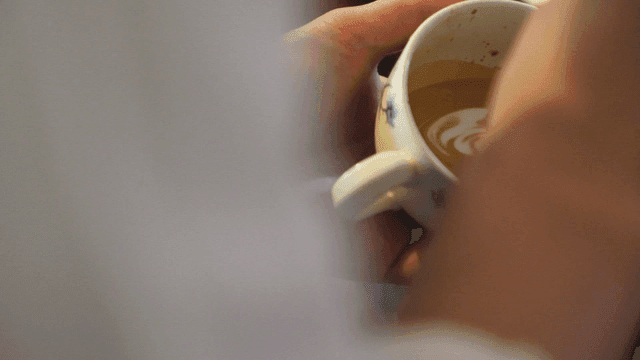 컵에 라떼 아트를 만드는 장면