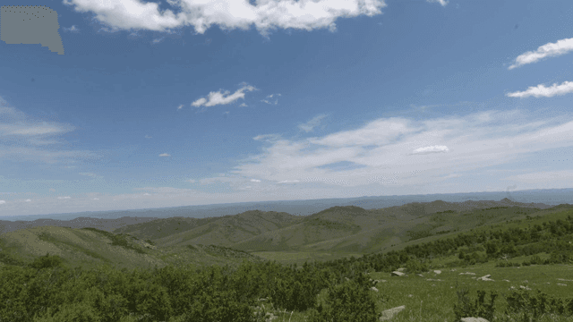 맑은 하늘 아래 광활한 산 풍경