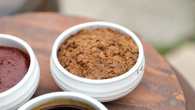 나무 쟁반 위에 숙성 기간이 서로 다른 세 종류의 발효장 그릇