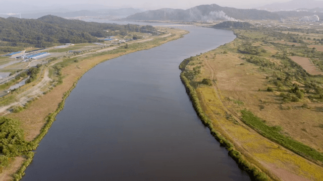 푸른 풍경을 가로지르는 구불구불한 강