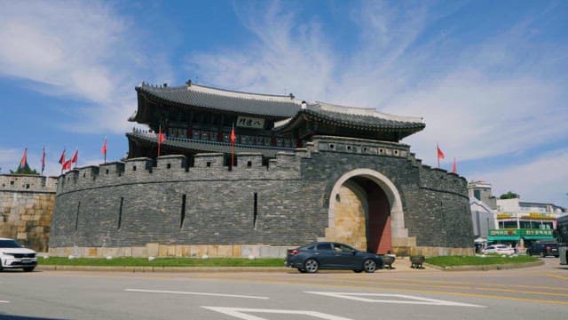 도시 한가운데 전통을 자랑하는 수원 화성