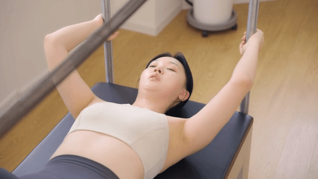 캐딜락에서 운동하는 여성