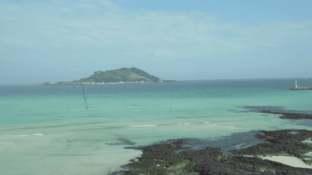 맑은 푸른 물이 있는 고요한 해변