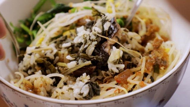 신선한 채소와 비빔밥을 비비는 모습