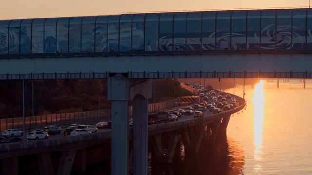 석양이 내려앉은 강과 다리