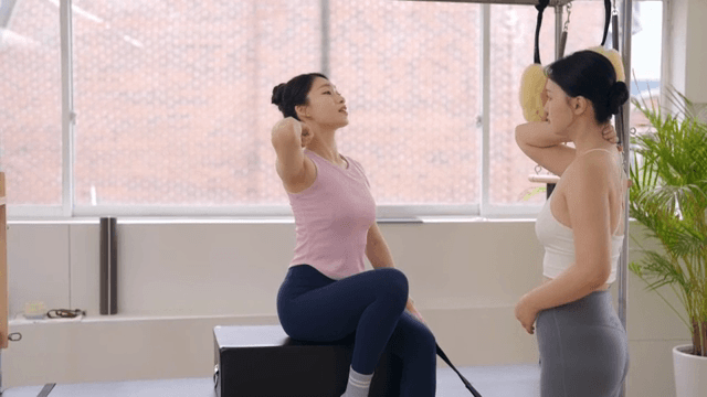 피트니스 스튜디오에서 대화하는 두 여성