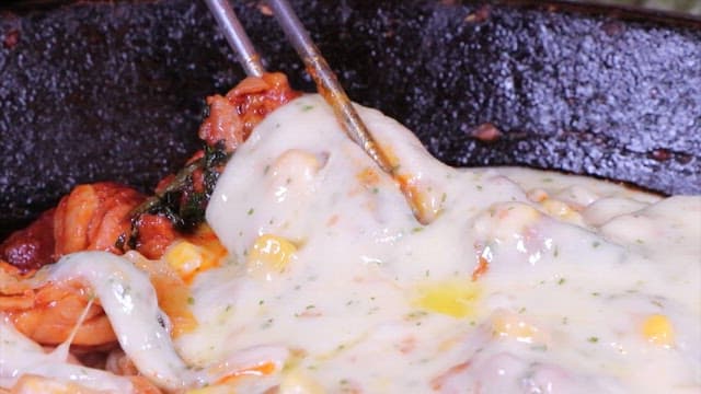 닭갈비에 치즈를 싸서 올리는 사람