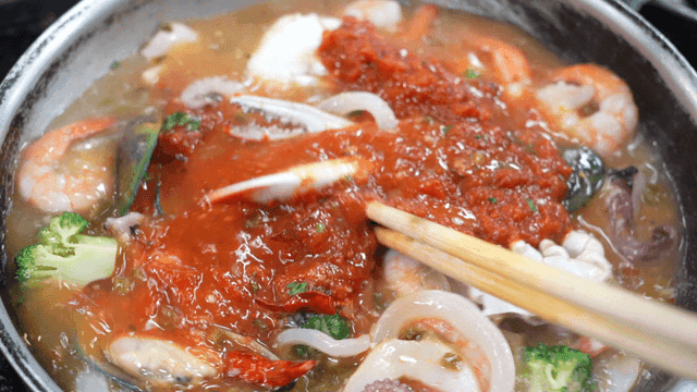 Seafood tomato pasta with vegetables