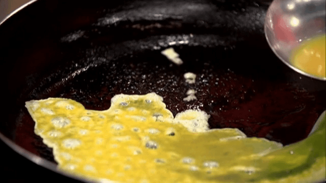 Making thin egg sheet in a hot pan
