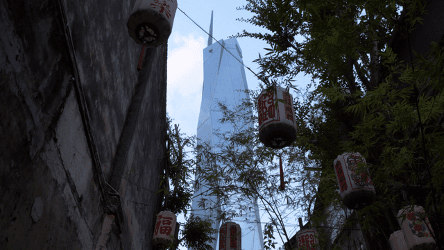 전통 등불 사이로 보이는 고층 빌딩