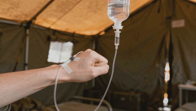 환자의 손에 연결된 링거