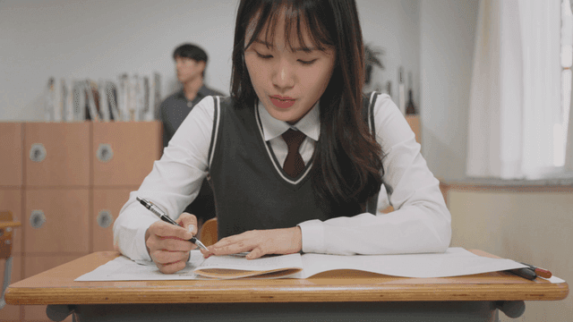 시험 중 집중해서 문제를 푸는 학생