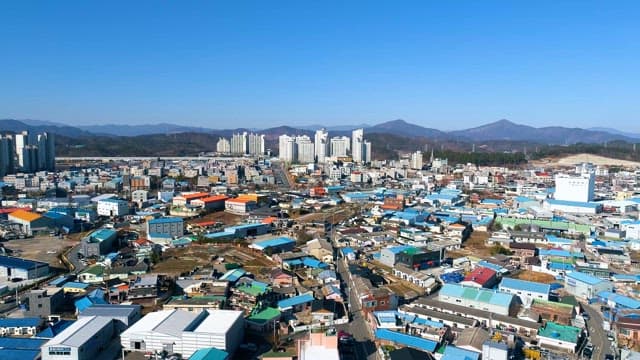 다양한 건물들이 밀집된 도시 풍경