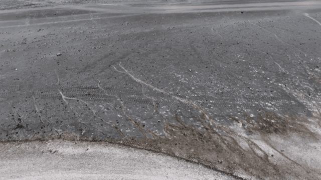 조수 패턴이 있는 모래사장의 항공 뷰