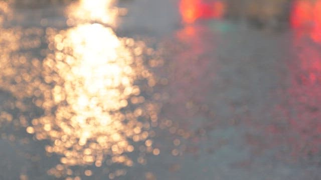 포장 도로 위에 빗방울이 떨어지며 만들어내는 물결