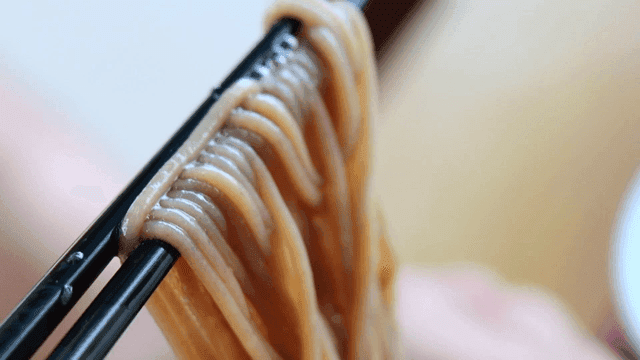 맛있는 국물에 담근 소바 국수