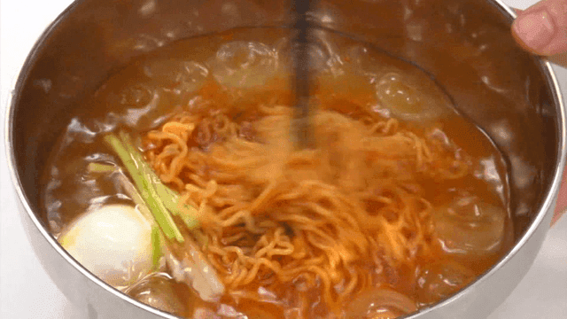 Mixing cold bibim-ramen and naengmyeon with chopsticks