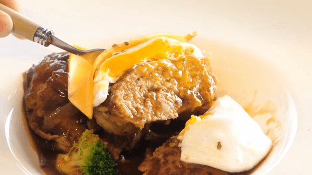 치즈와 계란이 올려진 햄버그 스테이크