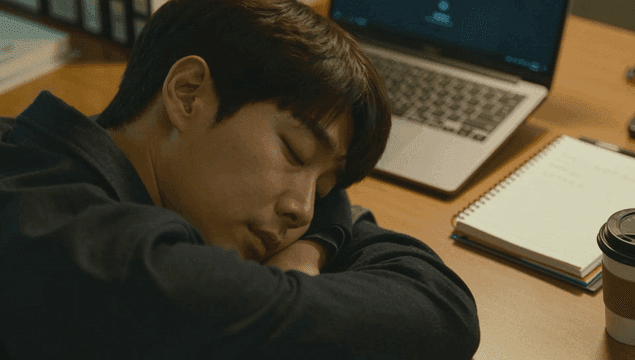 노트북 앞 책상에서 잠든 남자