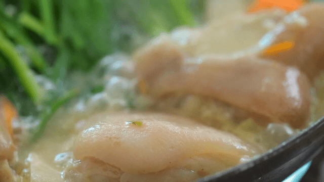 야채가 들어간 돼지 족발탕이 끓고 있는 모습