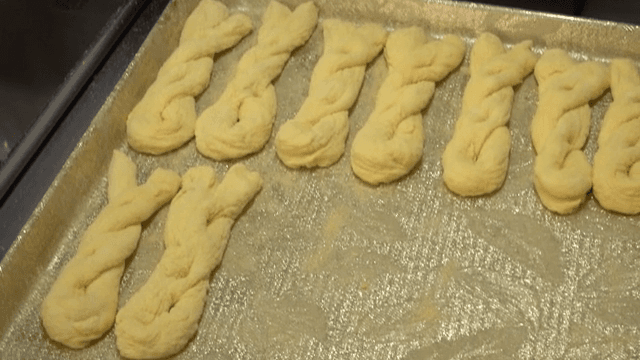 트레이에 준비하는 꽈배기 반죽