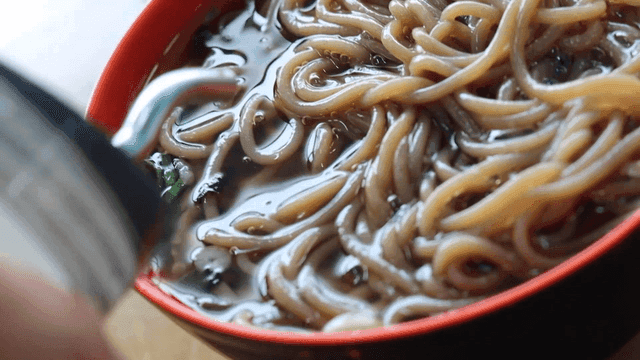 소바에 식초를 뿌리는 장면