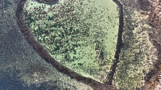 바다 옆 하트 모양의 암석 지형