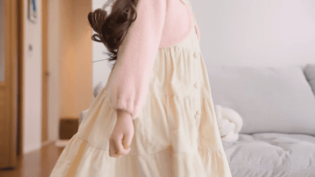 거실로 뛰어오는 핑크 스웨터를 입은 아이