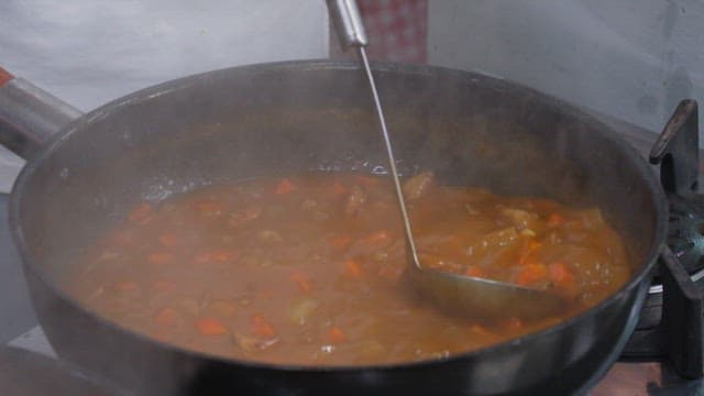 쌀밥 위에 얹어지는 당근이 듬뿍 들어간 카레